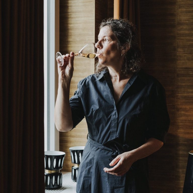 Nicole Wolbers Schaumwein-Onlineshop ©Nicole Wolbers Nicole Wolbers Schaumwein-Onlineshop ©Nicole Wolbers Mit Glas am Fenster