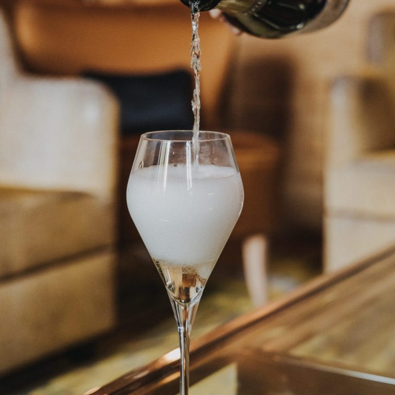 Sekt wird eingeschenkt ©Nicole Wolbers Sekt wird eingeschenkt ©Nicole Wolbers