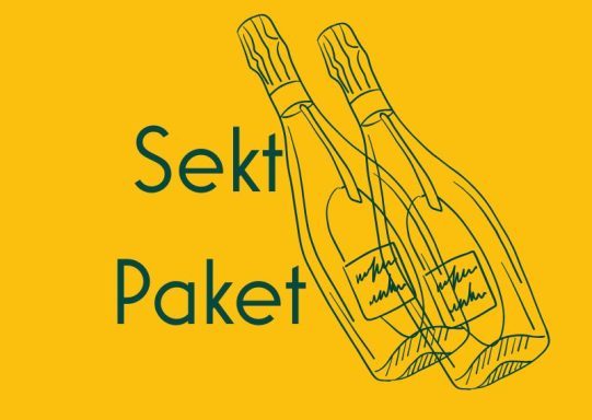 Sekt Paket - Kuratierte Auswahl Zwei Sektflaschen vor gelbem Hintergrund mit der Aufschrift "Sekt Paket".